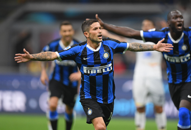 广东籍球员廖锦涛、吕焯毅参与英博队内的大连话挑战，前者胜（英博队内大连话挑战：广东籍廖锦涛胜出，吕焯毅参赛）