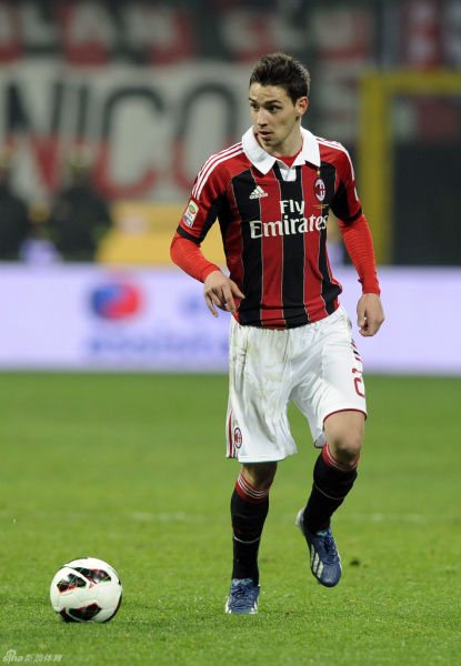 TA：巴萨伤病激增&体能改革失效，引发更衣室不满与矛盾升级（TA：巴萨遭伤病潮夹击，体能改革未见成效，更衣室不满升级）