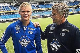 “罗马队友基情互动”，德罗西赛后新闻发布会被哲科亲吻