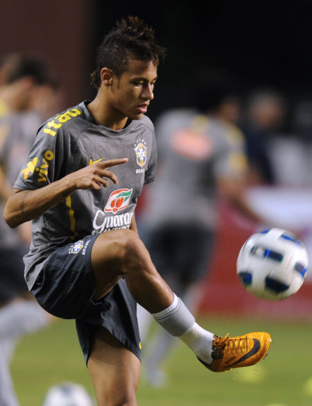 天妒英才，国米旧将范赫斯登转投西协甲后生涯第三度遭遇ACL受伤（再遭重创！前国米中卫范赫斯登转投西协甲后生涯第3次前十字韧带重伤）