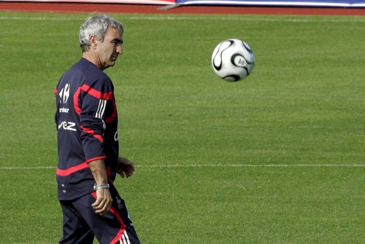 姆巴佩梅开二度，追近C罗的年度进球纪录（姆巴佩双响，逼近C罗年度进球纪录）