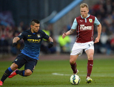 曼联求购20岁左路好手遭拒 或再报价4000万欧元（曼联求购20岁左翼新星被拒 或再出价4000万欧元）